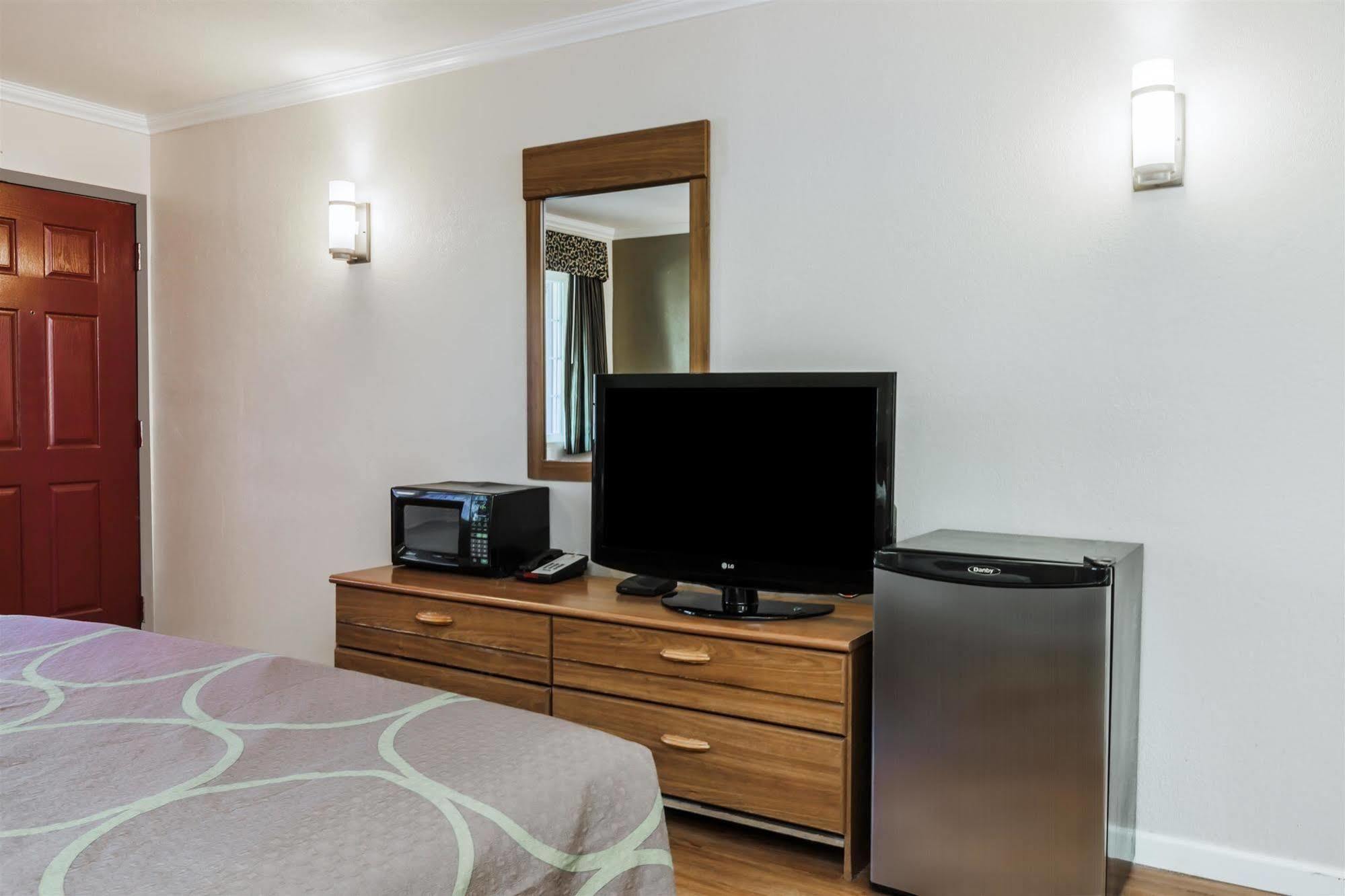 ซูเปอร์ 8 บาย วินด์แฮม วิเซเลีย Hotel ไวเซเลีย ภายนอก รูปภาพ