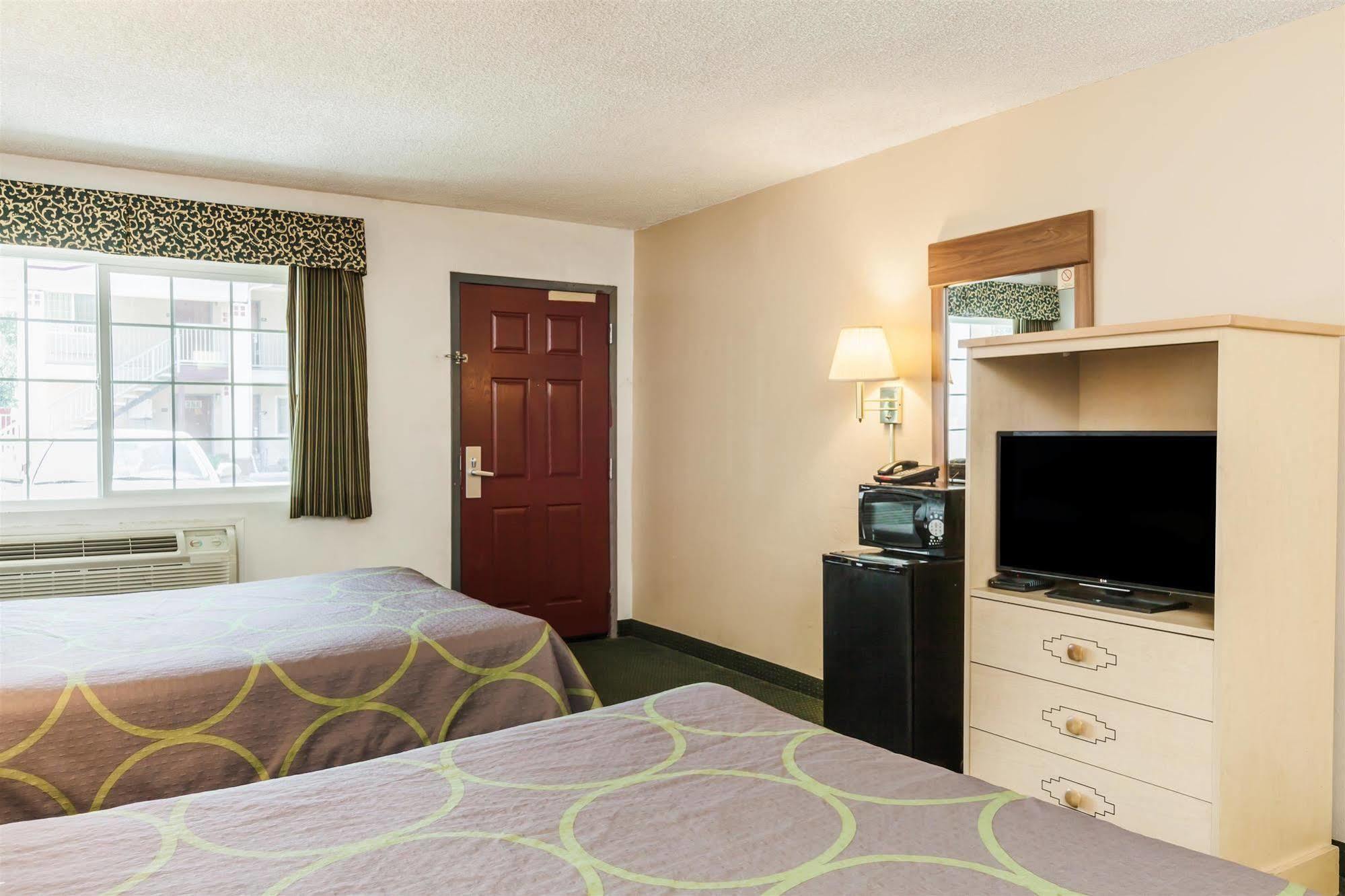 ซูเปอร์ 8 บาย วินด์แฮม วิเซเลีย Hotel ไวเซเลีย ภายนอก รูปภาพ